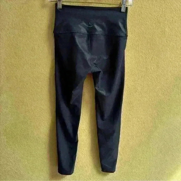 Beyond Yoga Smoky Blue Cropped Leggings With Faux Leather Effect Size Small EUC! - Picture 5 of 9